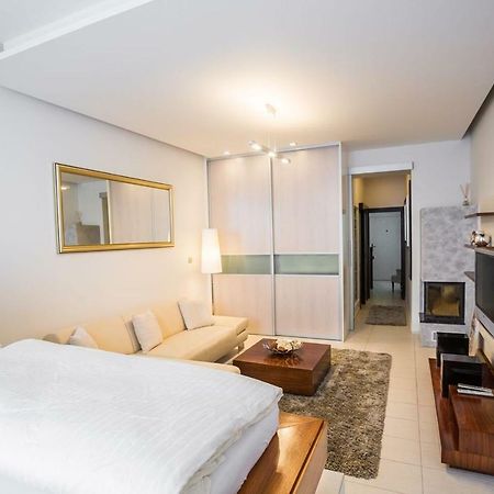 Above The Historical Roofs Apartment บราติสลาวา ภายนอก รูปภาพ