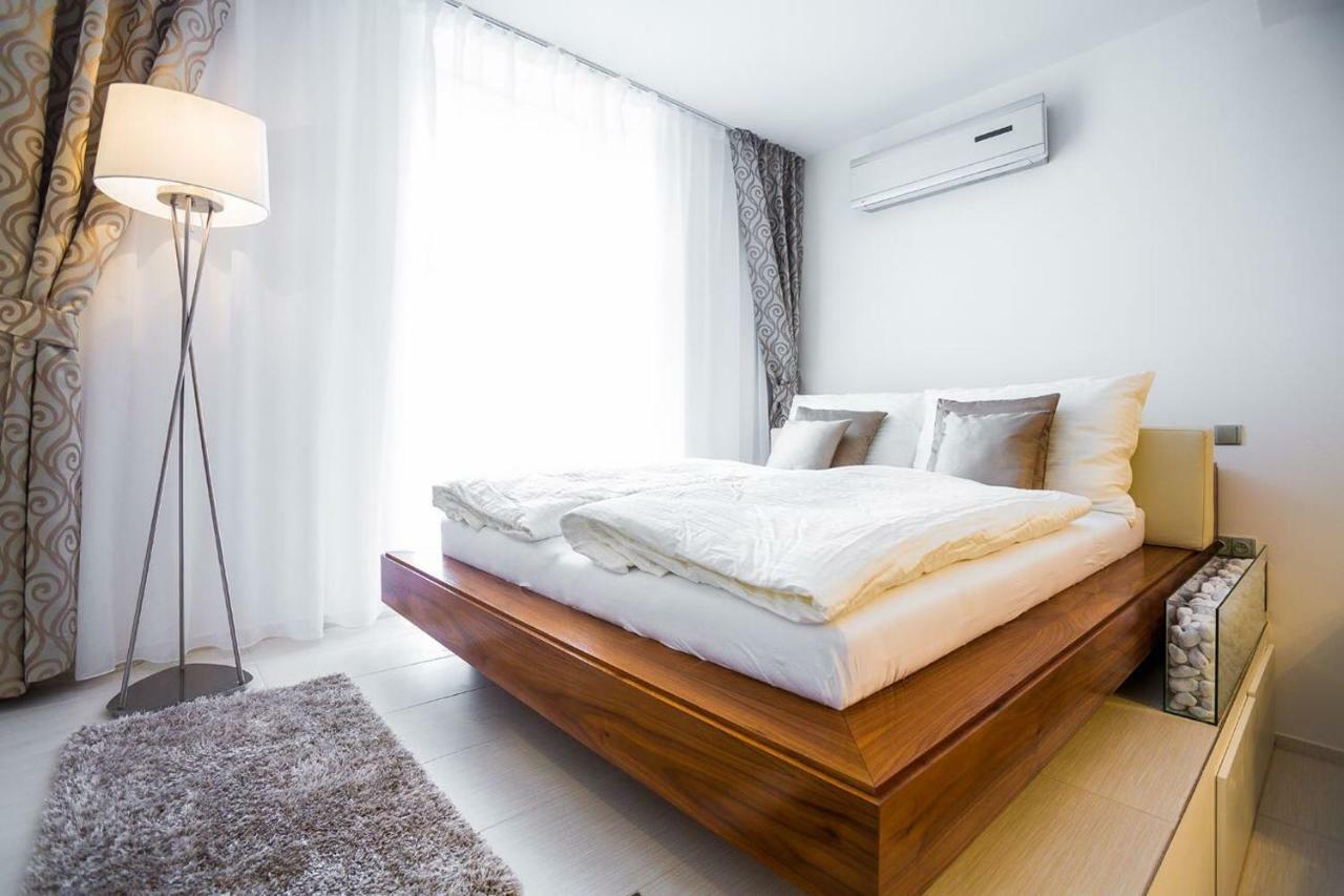 Above The Historical Roofs Apartment บราติสลาวา ภายนอก รูปภาพ
