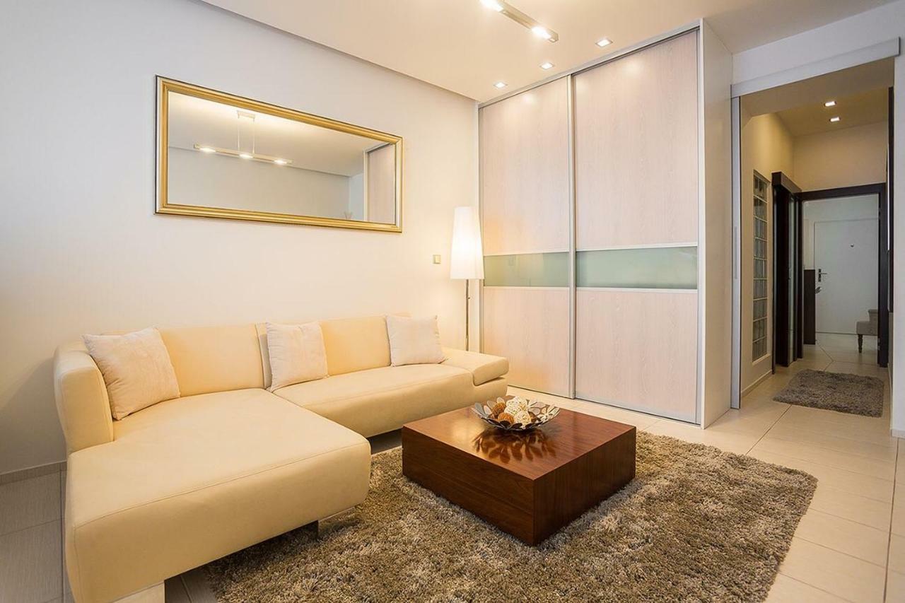 Above The Historical Roofs Apartment บราติสลาวา ภายนอก รูปภาพ