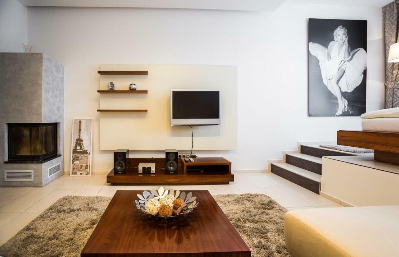 Above The Historical Roofs Apartment บราติสลาวา ภายนอก รูปภาพ