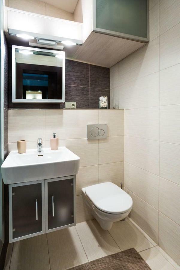 Above The Historical Roofs Apartment บราติสลาวา ภายนอก รูปภาพ