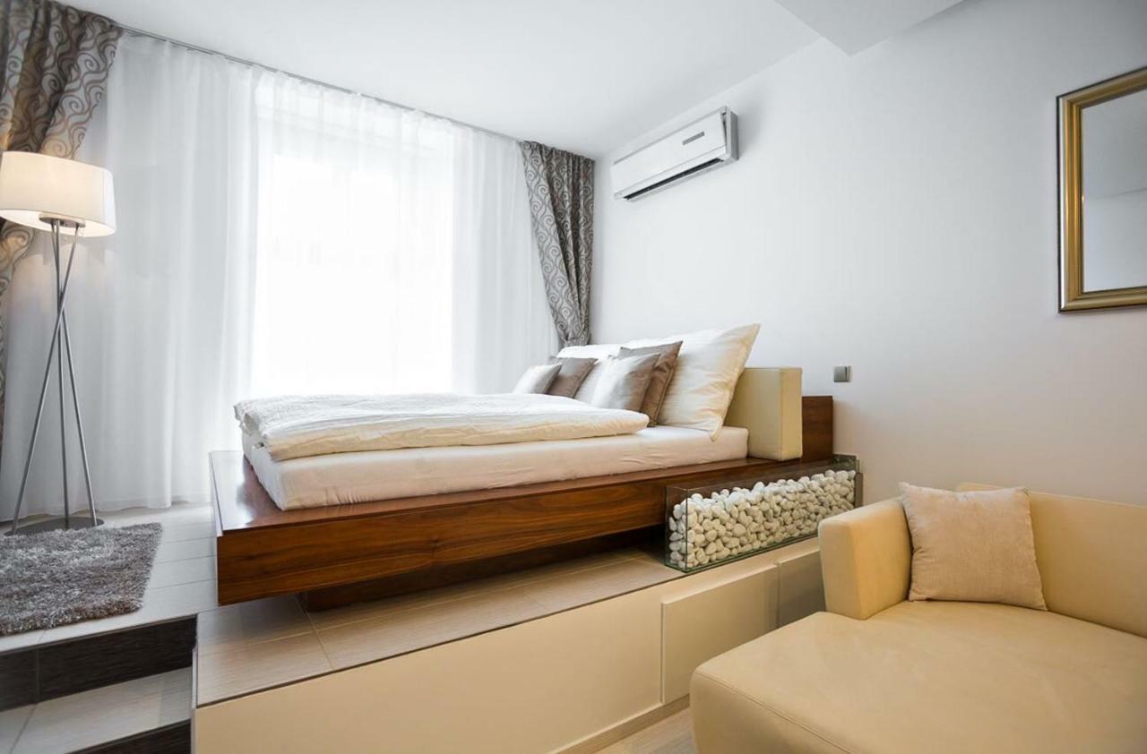 Above The Historical Roofs Apartment บราติสลาวา ภายนอก รูปภาพ